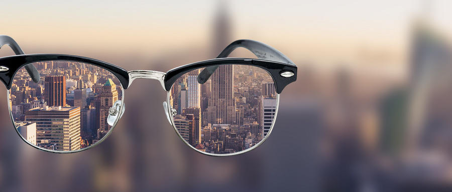 高度近視是由什么原因引起的？